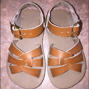 Size 6 toddler SunSans
